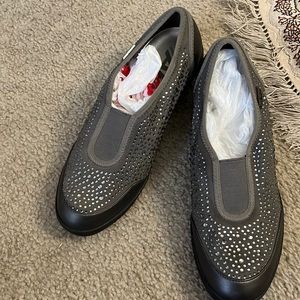 Anne Klein sport Gray with rhinestones great condition